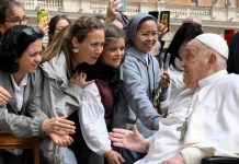 Convalescing Pope Francis opens Holy Week with in-person greeting in St. Peter’s Square