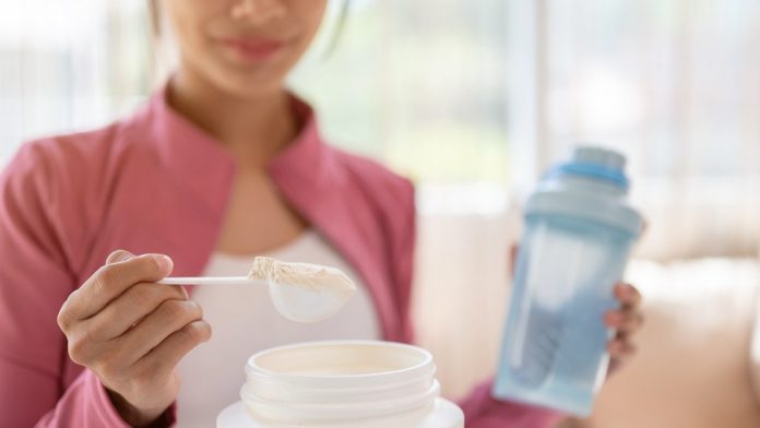 1744614766_woman-scooping-creatine.jpg