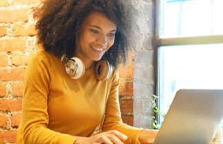 Online Colleges That Offer Laptops and iPads
